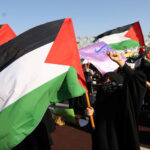 فلسطینی خواتین اپنے قومی پرچم کے ساتھ