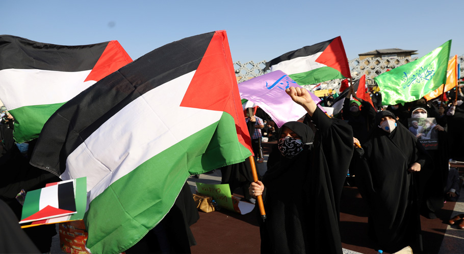 فلسطینی خواتین اپنے قومی پرچم کے ساتھ