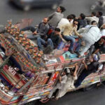 مسافروں سے لدی کراچی کی ایک منی بس
