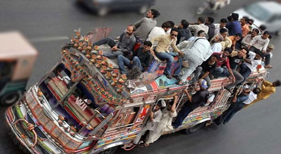 مسافروں سے لدی کراچی کی ایک منی بس