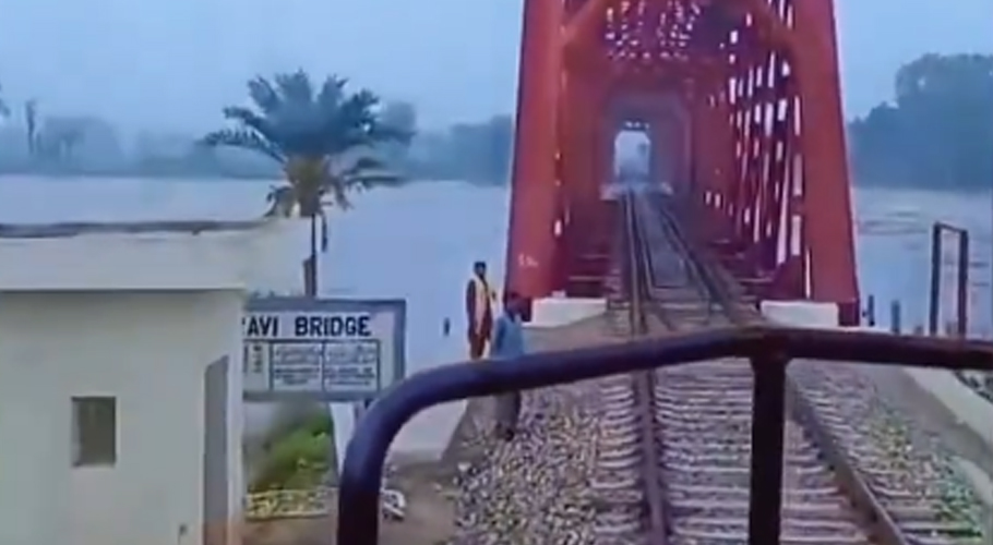 Heroic Train Driver Crosses Flooded Ravi Bridge at Abdul Hakeem