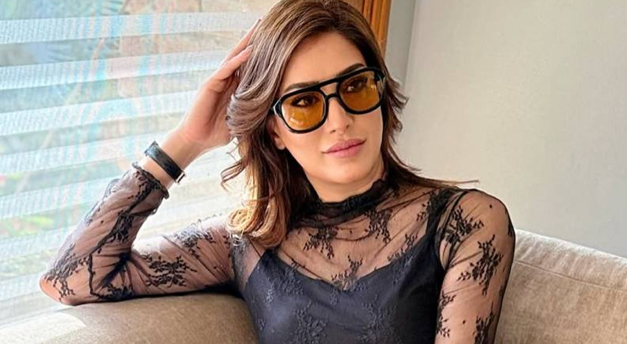 Mehwish Hayat sets internet ablaze with 'Obsidian Flame'