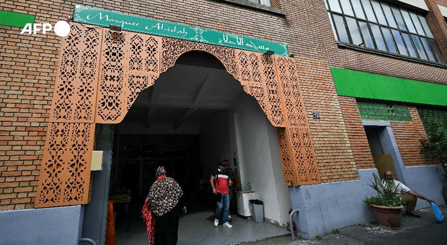 Police launch probe after pig heads thrown outside several mosques in Paris