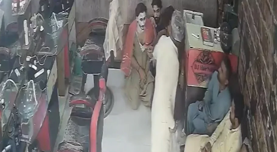 Barber shop looted in Karachi
