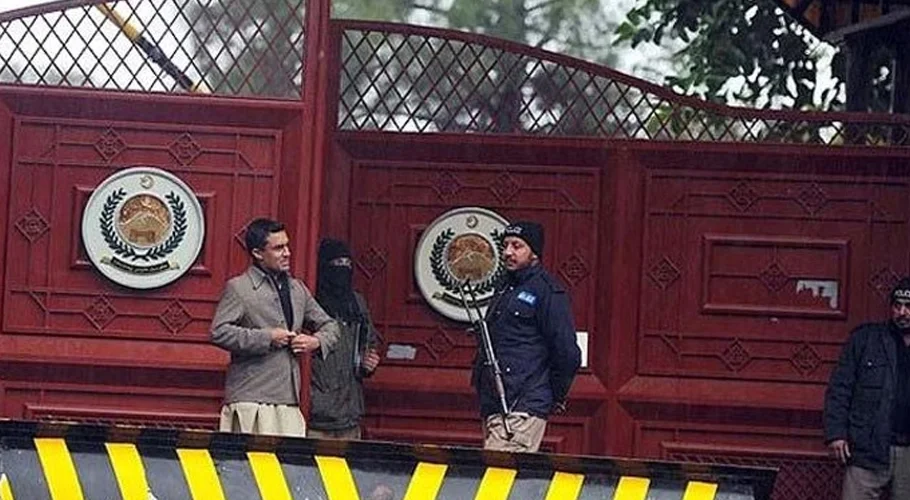 Police return empty-handed after attempt to arrest PTI leaders at KP house