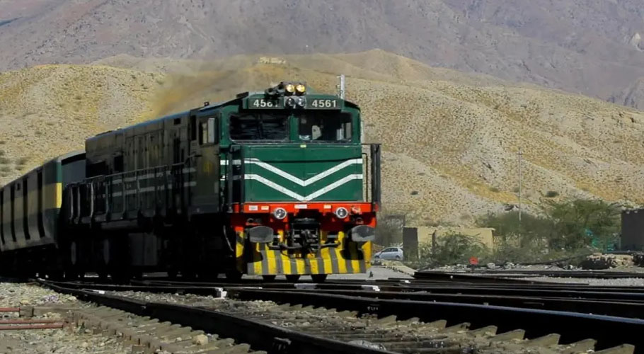 پاکستان ریلوے کی ایک ٹرین بلوچستان کے ایک علاقے میں