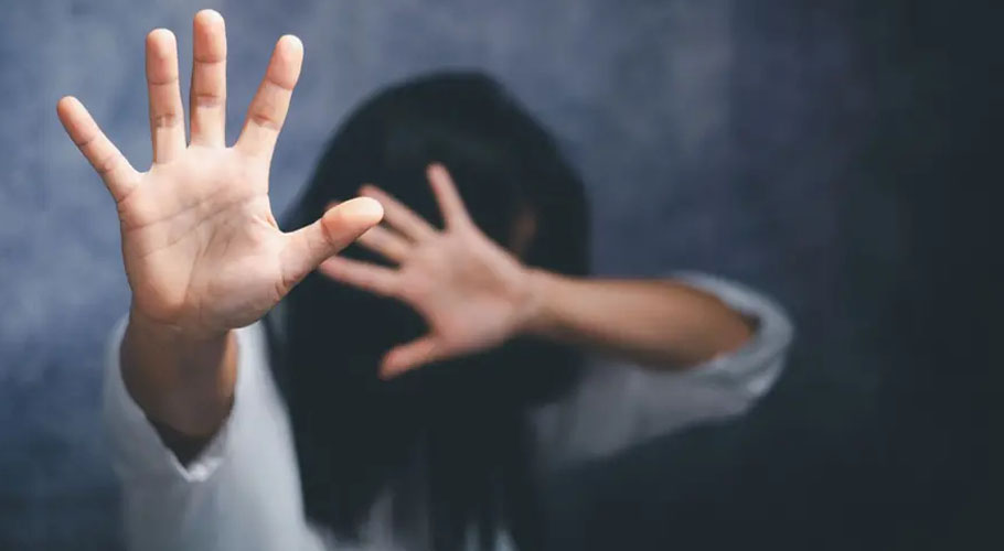 لڑکی اغوا کی مزاحمت کرتی ہوئی