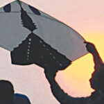 ایک شخص پٹنگ اڑانے کی تیاری کر رہا ہے