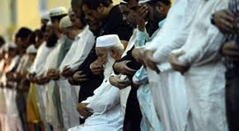 ایک مسجد میں باجماعت نماز ادا کی جا رہی ہے