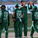 پاکستان کرکٹ ٹیم کے کھلاڑی جیت کا جشن مناتے ہوئے