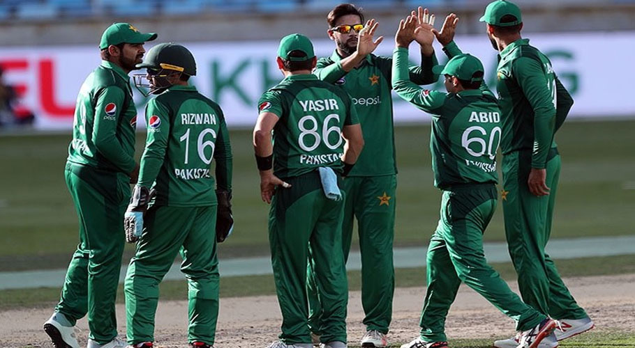 پاکستان کرکٹ ٹیم کے کھلاڑی جیت کا جشن مناتے ہوئے