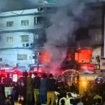 ایک عمارت کو آگ لگی ہوئی ہے