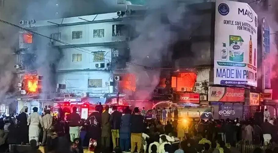 ایک عمارت کو آگ لگی ہوئی ہے