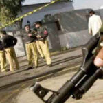 واقعے کے بعد پولیس اہلکار جمع ہیں، کے پی کے