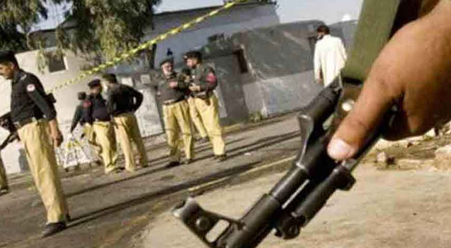 واقعے کے بعد پولیس اہلکار جمع ہیں، کے پی کے
