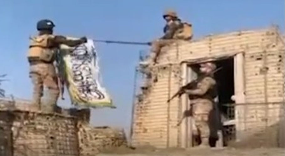 پاکستانی فوجی افغان پوسٹ سے طالبان کا پرچم اتارتے ہوئے
