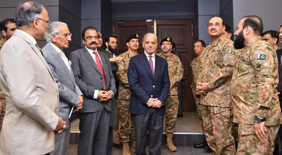 وزیراعظم شہباز شریف کابینہ کے ہمراہ جی ایچ کیو میں