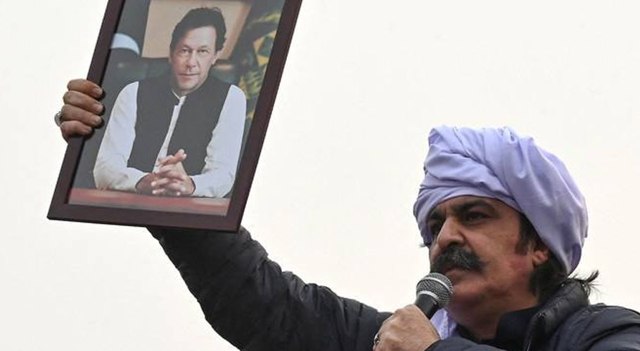 علی امین گنڈاپور عمران خان کی تصویر کا پوسٹر اٹھائے ہوئے