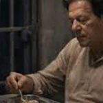 عمران خان کھانا کھاتے ہوئے