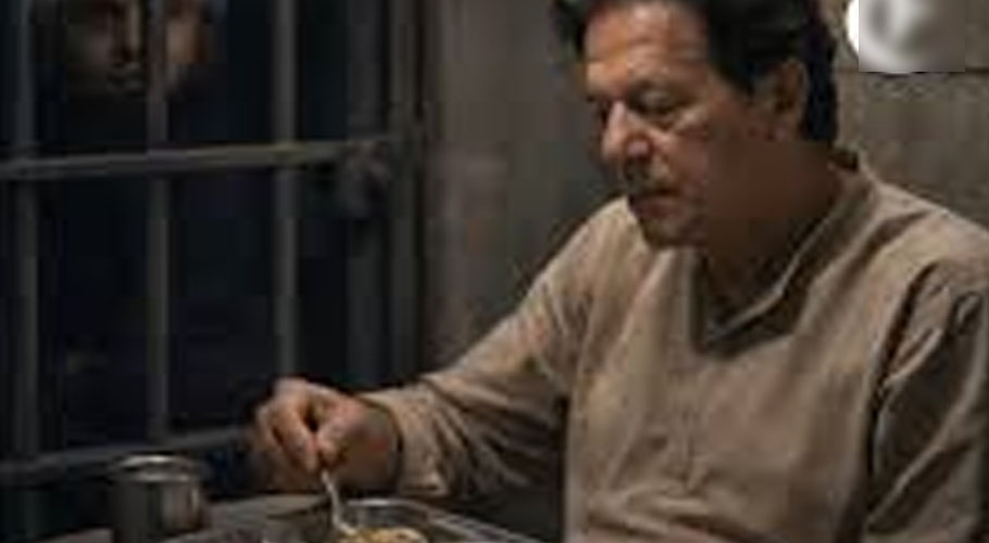 عمران خان کھانا کھاتے ہوئے