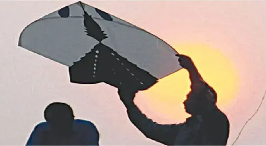 ایک شخص پتنگ اڑا رہا ہے