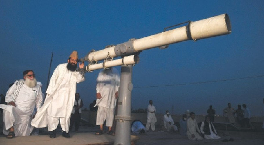 ہلال کمیٹی کے ارکان چاند دیکھتے ہوئے