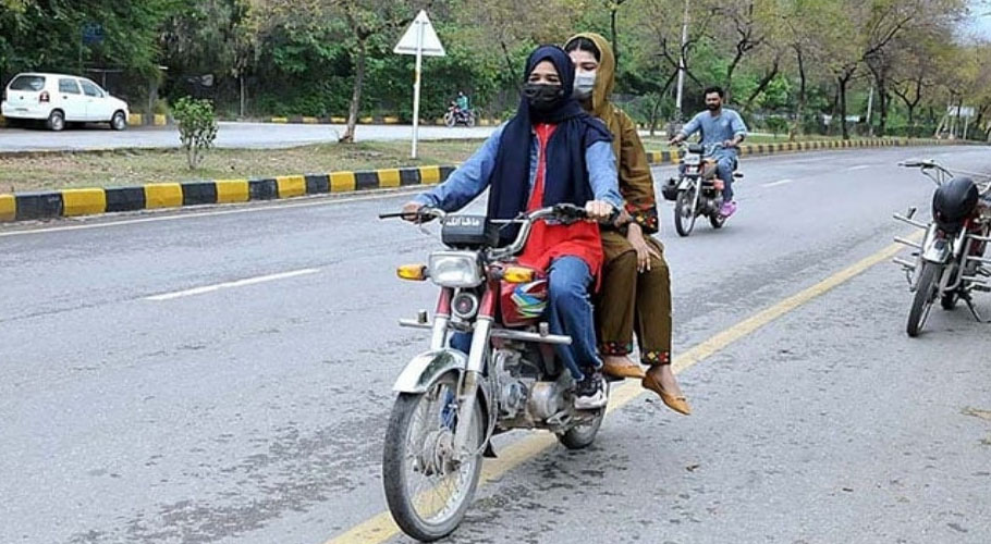 ایک خاتون بائیکر