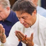 عمران خان دعا کرتے ہوئے