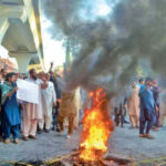 پی ٹی آئی احتجاج کے دوران سڑک پر آگ لگائی گئی ہے
