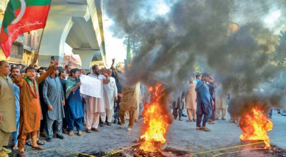 پی ٹی آئی احتجاج کے دوران سڑک پر آگ لگائی گئی ہے