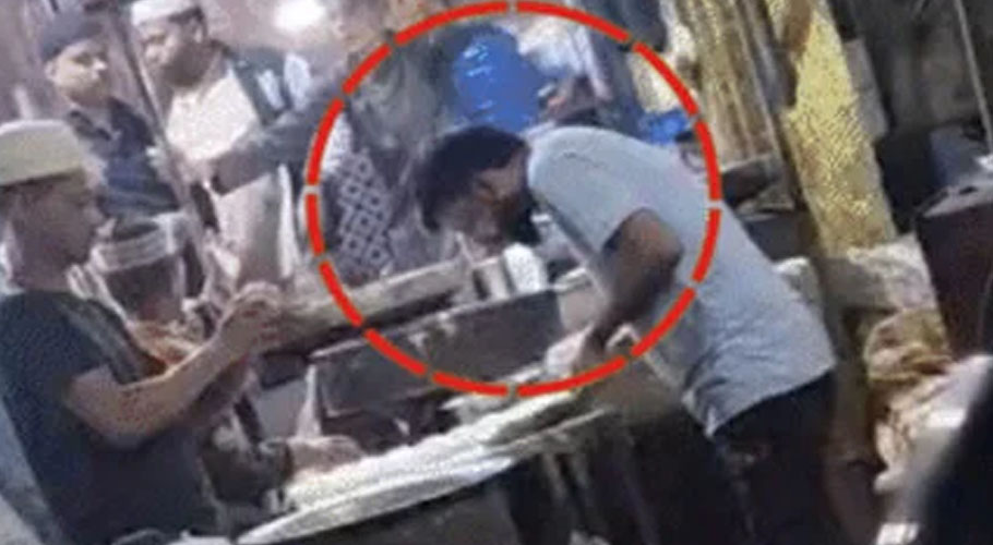 روٹی تھوک لگا کر