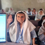 بچیاں کیمرے کے سامنے حاضری لگا رہی ہیں، فائل فوٹو