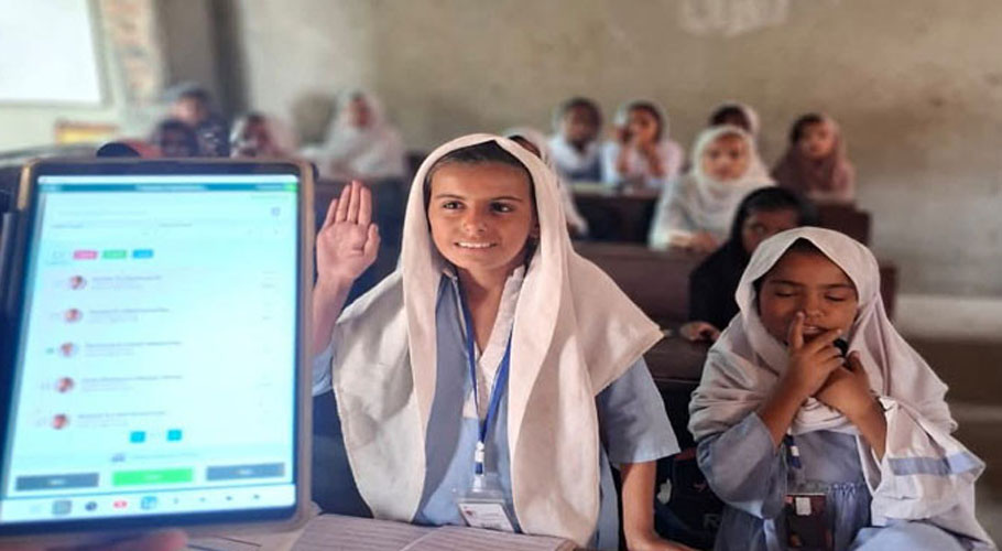 بچیاں کیمرے کے سامنے حاضری لگا رہی ہیں، فائل فوٹو