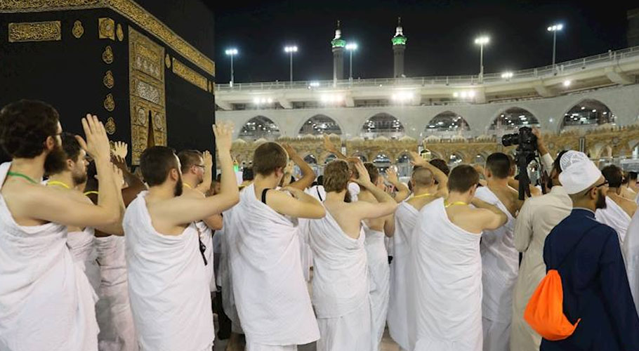 نومسلم افراد عمرہ ادا کرتے ہوئے