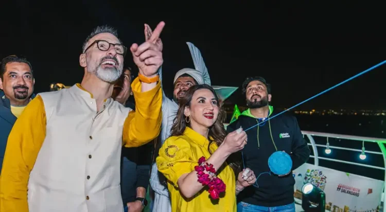 امریکی سفارتکار پتنگ بازی کرتے ہوئے، فائل فوٹو