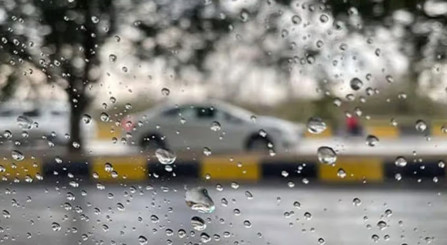 بارش کے دوران کراچی کی سڑک پر ایک کار گزر رہی ہے