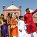بادشاہی مسجد کے پیش منظر میں بچے عید مناتے ہوئے