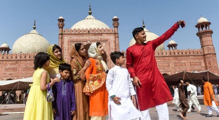 بادشاہی مسجد کے پیش منظر میں بچے عید مناتے ہوئے