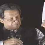 عمران خان سائفر کی کاپی لہراتے ہوئے