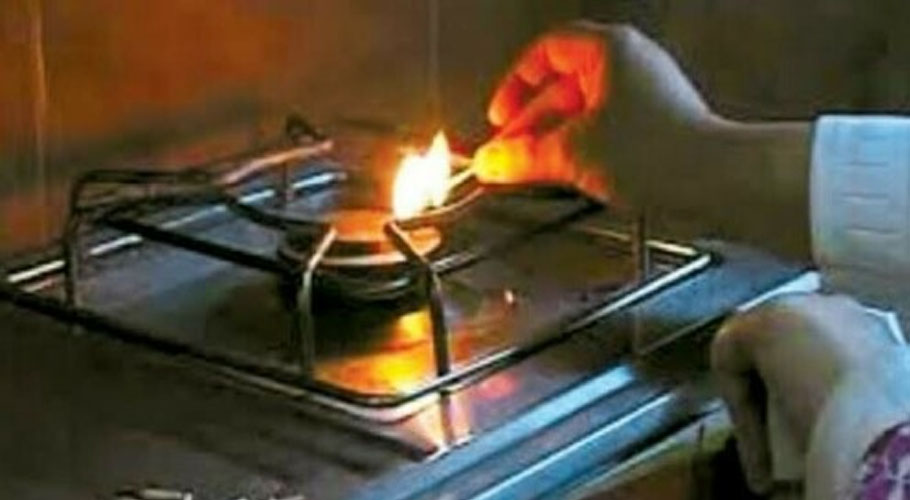 گیس کی کمی، ایک کچن میں چولہا جلانے کی کوشش