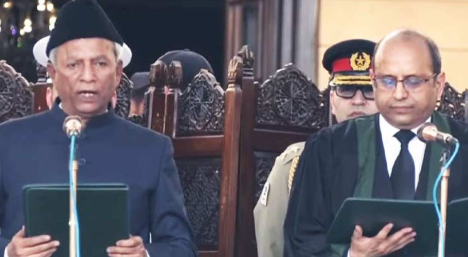 نہال ہاشمی بطور گورنر سندھ حلف اٹھاتے ہوئے