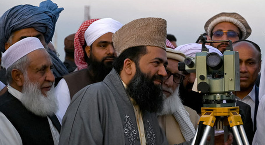 چاند دیکھا جا رہا ہے