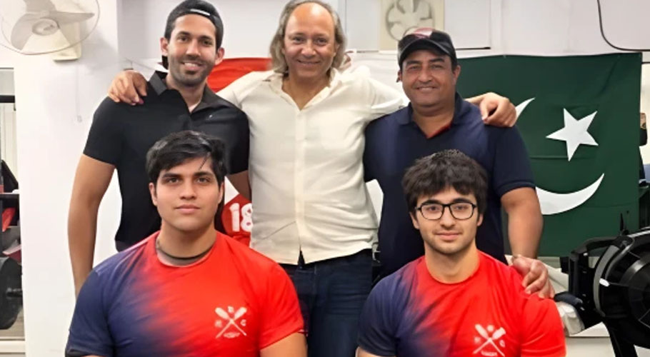 پاکستان کے انڈور روئنگ ریگاٹا کے کھلاڑی، فوٹو ایکسپریس