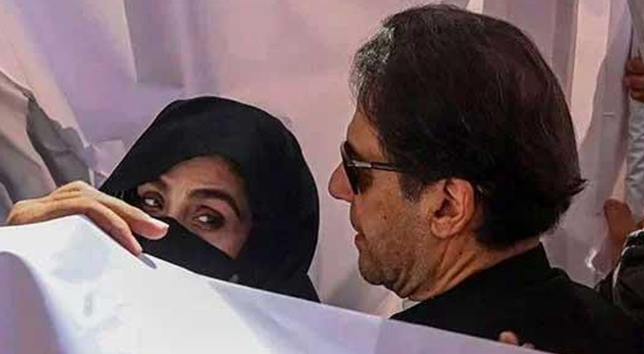 عمران خان اپنی اہلیہ کے ہمراہ