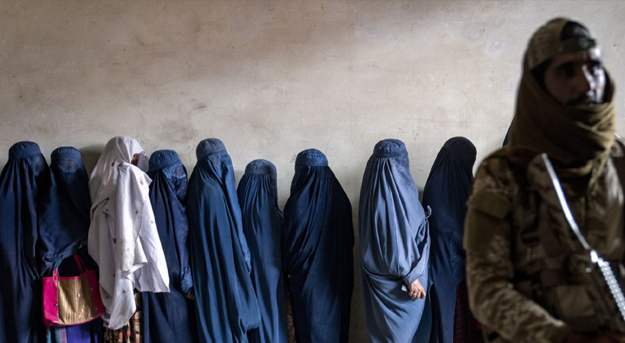 ایک مسلح شخص خواتین کے سامنے