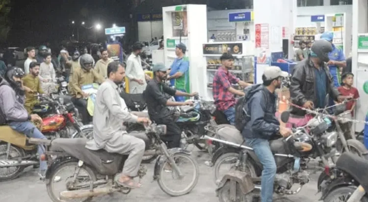 بائیکس والے ایک پمپ پر