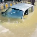 خاتون کی دھنسی ہوئی کار