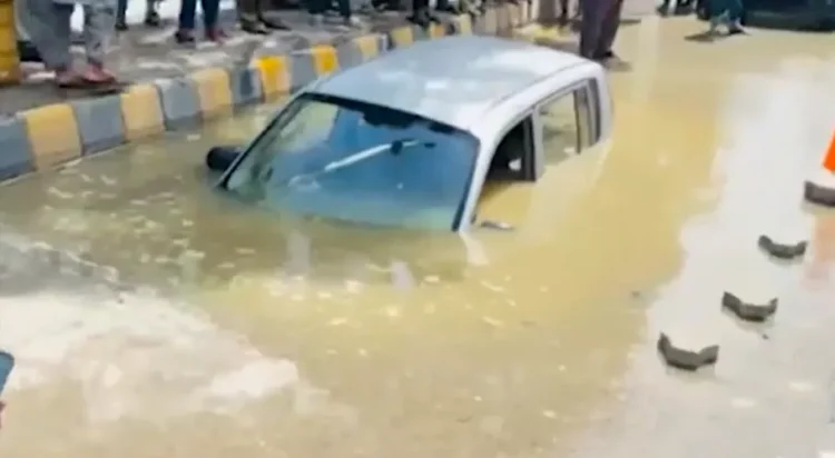 خاتون کی دھنسی ہوئی کار