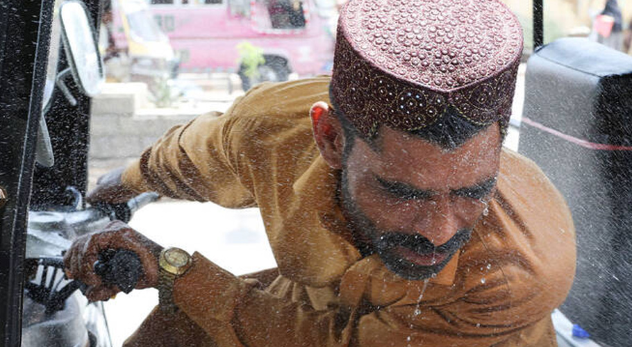 ایک سندھی مانڑو گرمی کا مقابلہ کرتے سمے