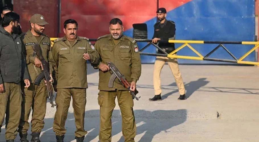 پلسیے کھڑے ہیں